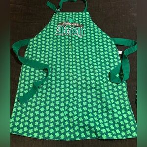 Old Navy Green Clover Apron… Perfect for St Patrick’s Day!
